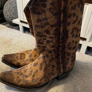 Leopard women cowboy boots like new
